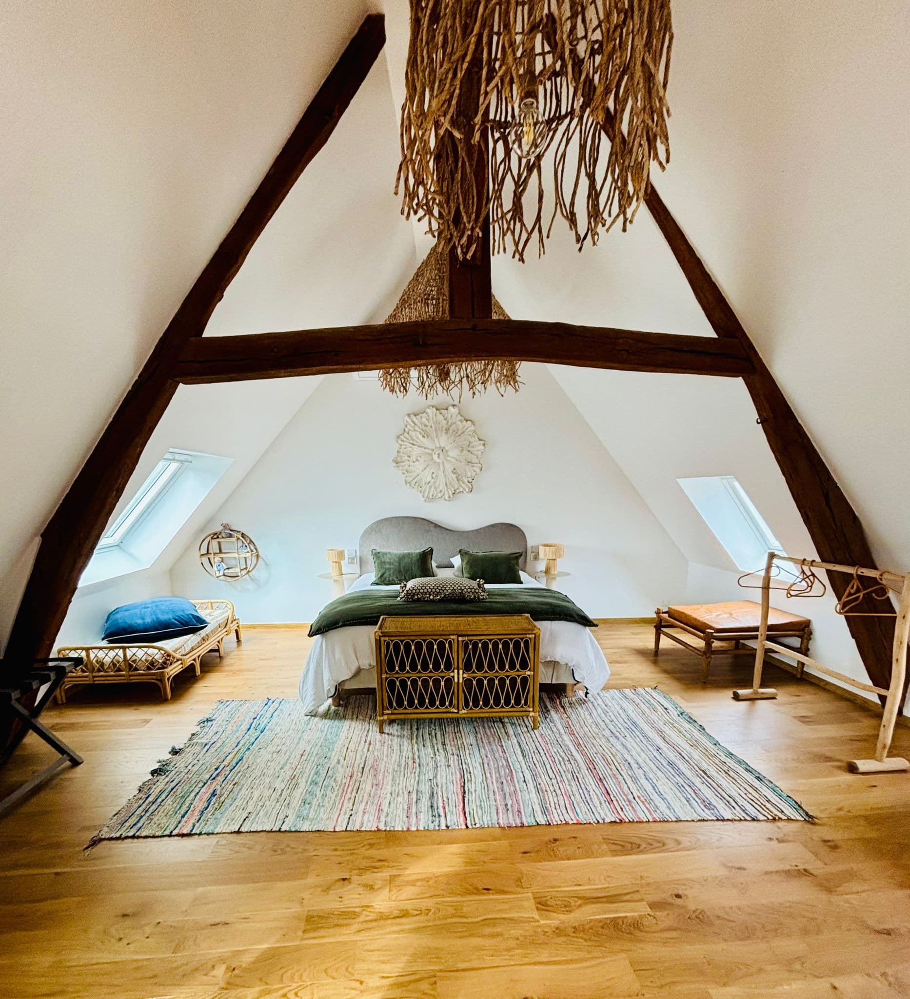 Grande chambre avec poutres apparentes — Maison Popeline